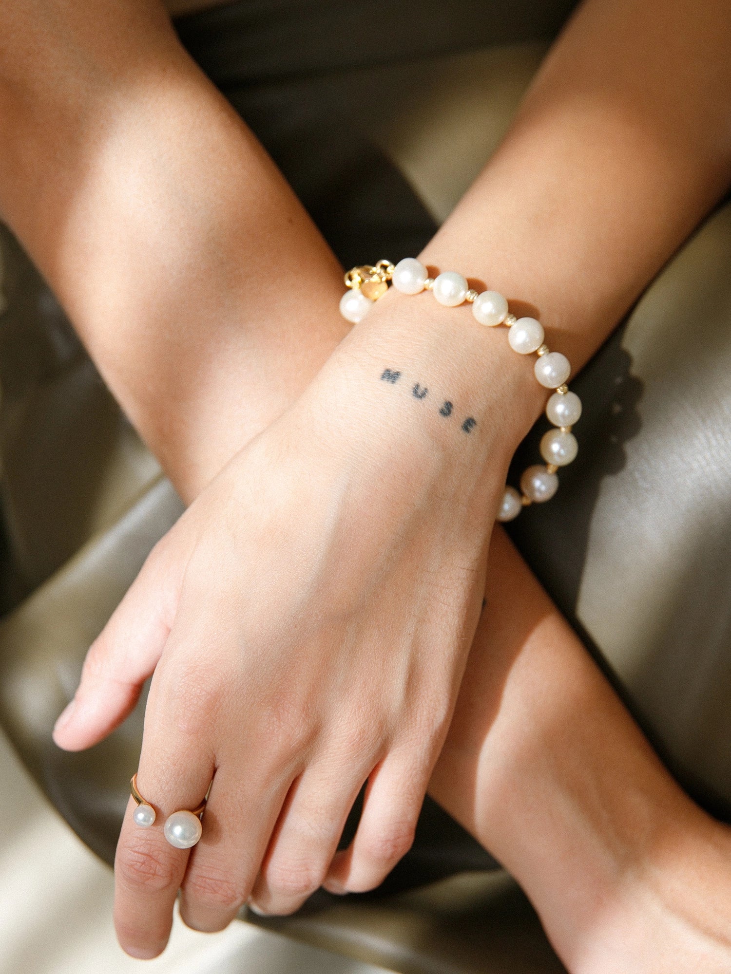 Asymmetrical Opened Ring - mixed-size white freshwater pearl ring in yellow gold vermeil, on a model by Nishi Pearls, photo 5
