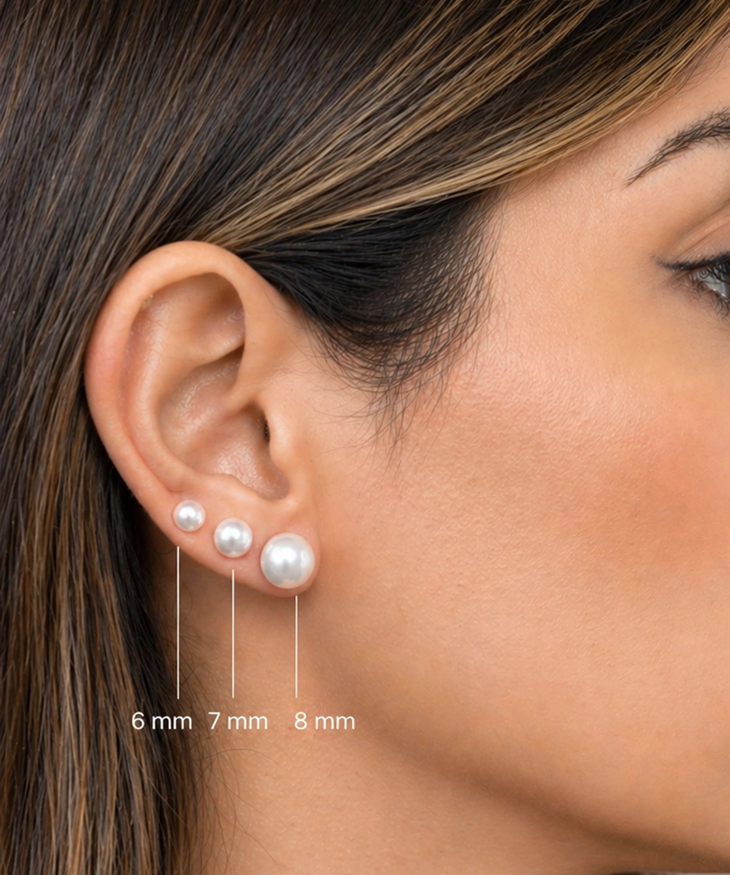 White pearl stud earrings shown on an ear, comparing 6 mm, 7 mm and 8 mm sizes with labels