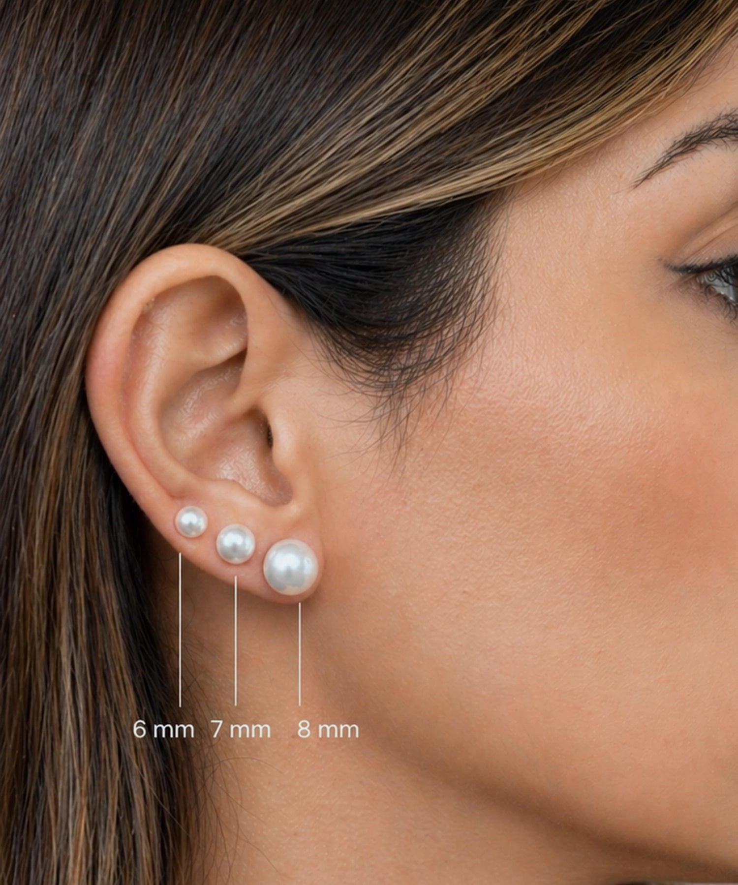 White pearl stud earrings shown on an ear, comparing 6 mm, 7 mm and 8 mm sizes with labels