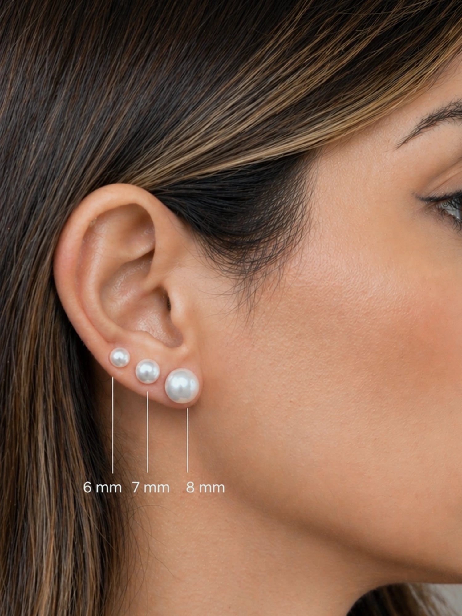 White pearl stud earrings shown on an ear, comparing 6 mm, 7 mm and 8 mm sizes with labels